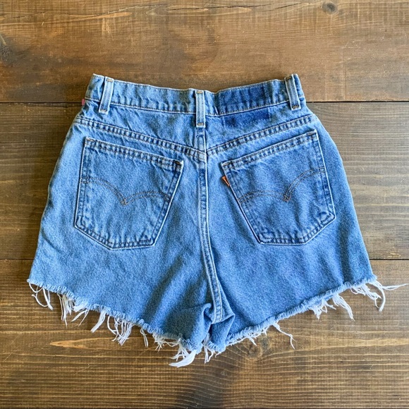 SOLD - vintage levi’s high-rise 920 denim cutoff shorts, size 6, orange tab. - Picture 2 of 4